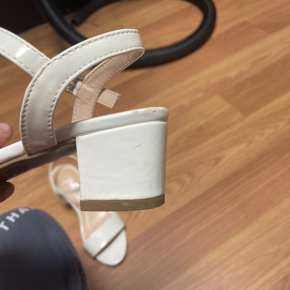 White kids slightly used heels - Picture 4 of 8